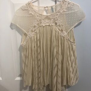 Cute flowy cream top!